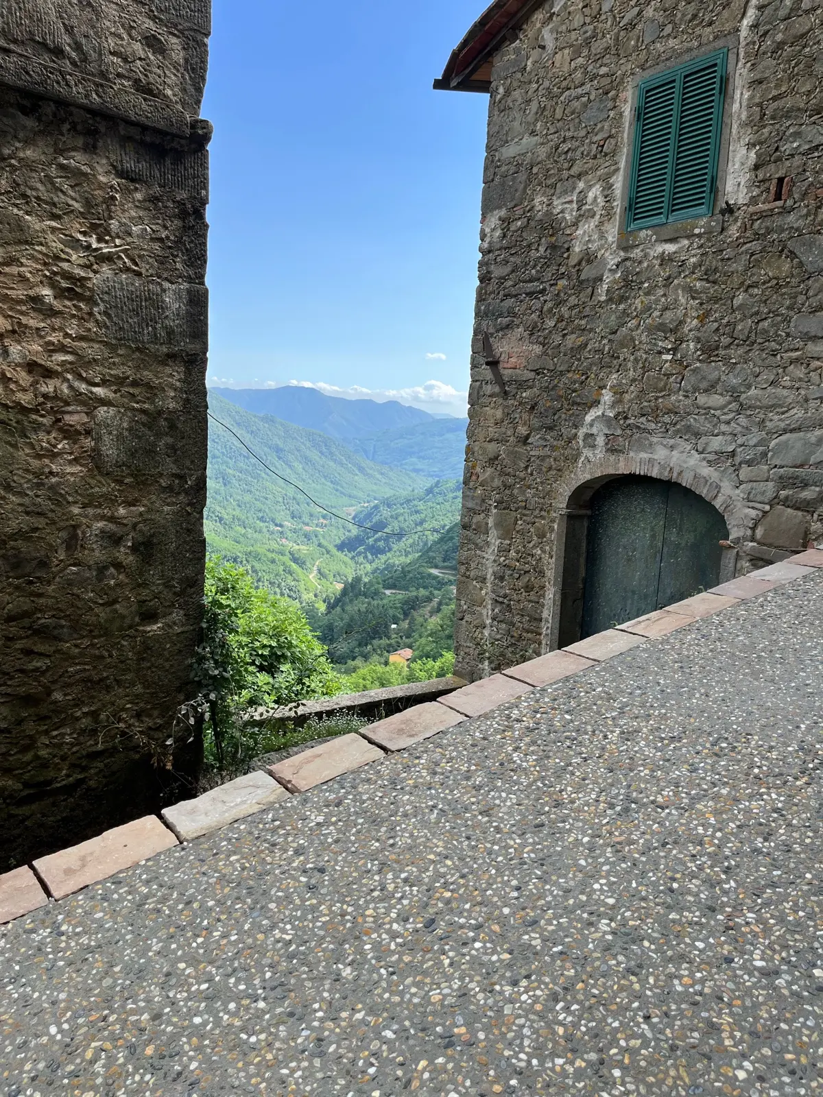 Camminamento in sasso lavato in un borgo affacciato sulla valle