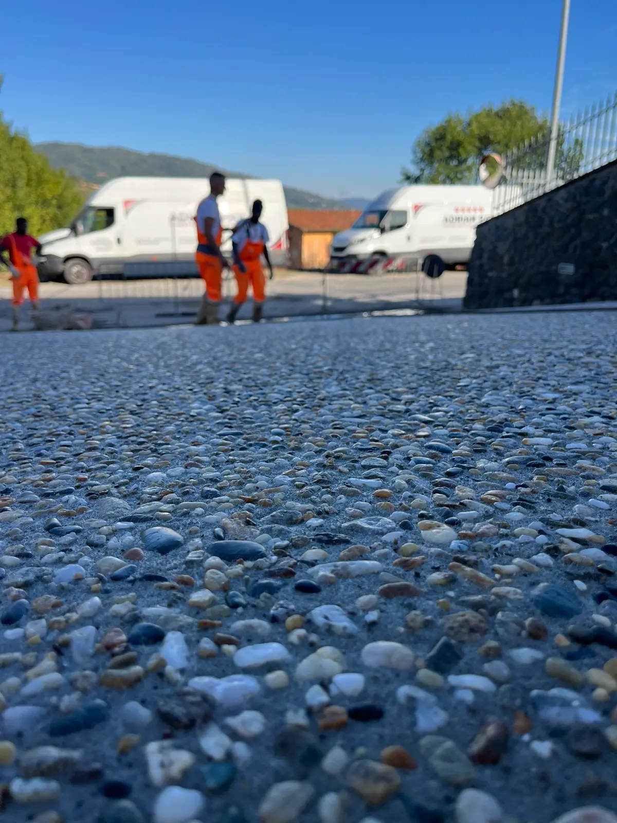 Squadra in cantiere su una superficie in sasso lavato appena lavata