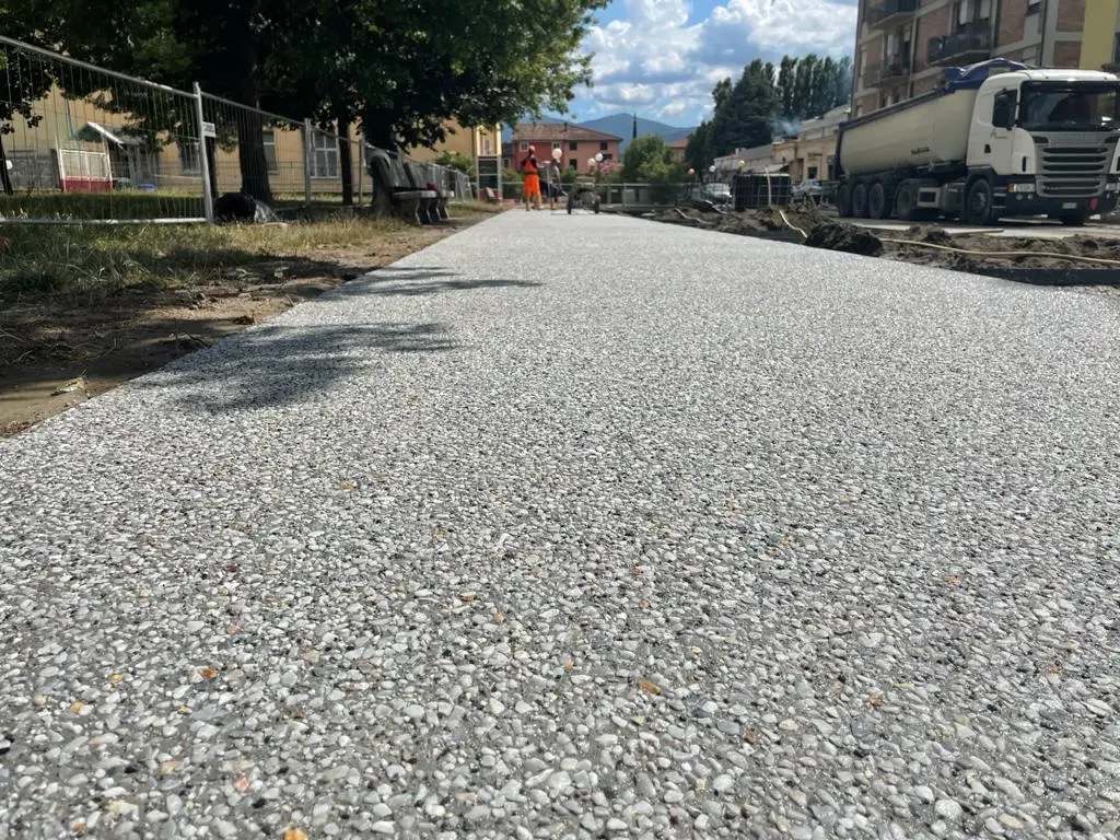 Marciapiede in sasso lavato nel centro di Capannori