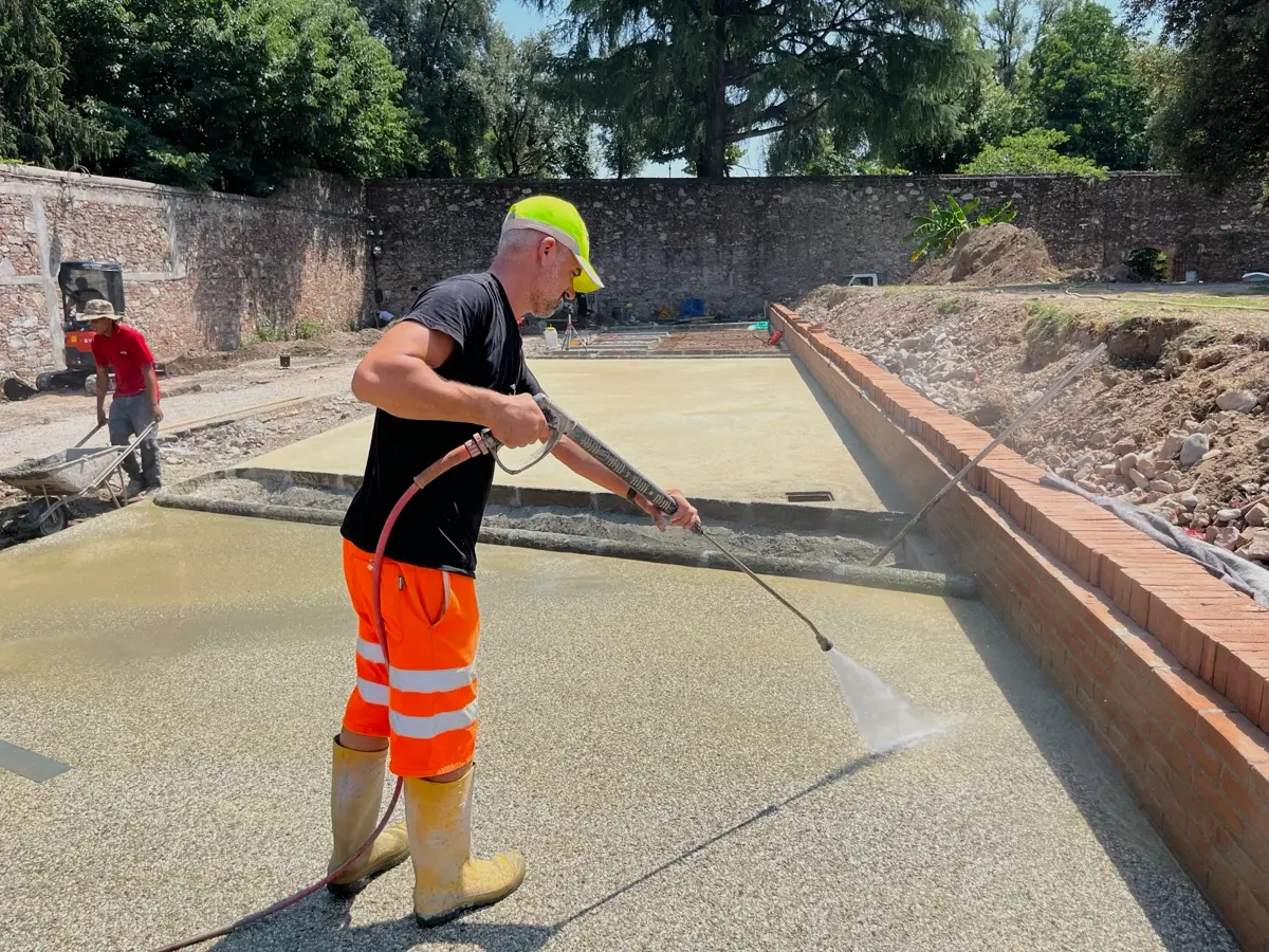 Lavaggio del sasso lavato nel cantiere della Cassa di Risparmio di Lucca