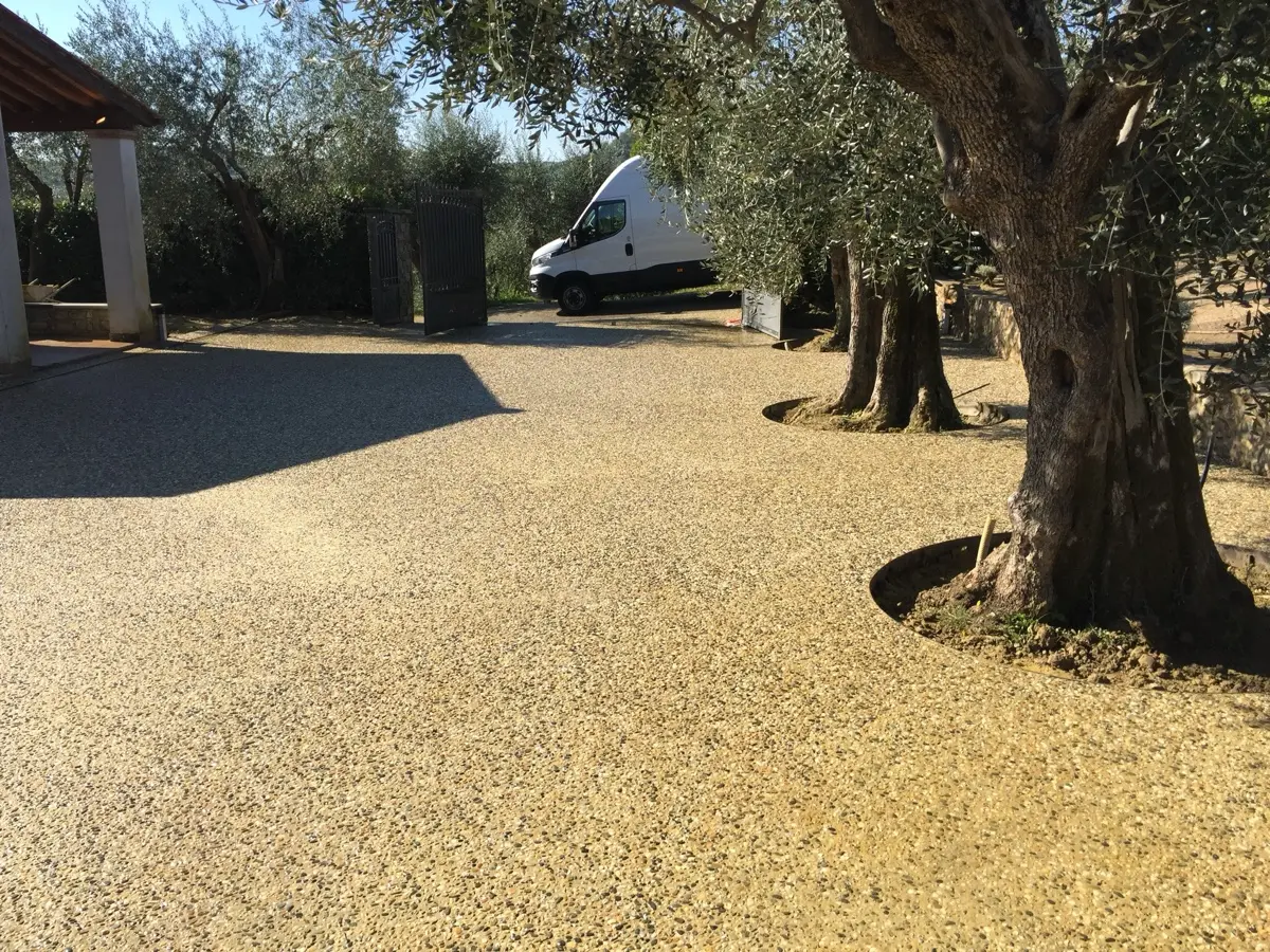 Corte in sasso lavato tra gli ulivi