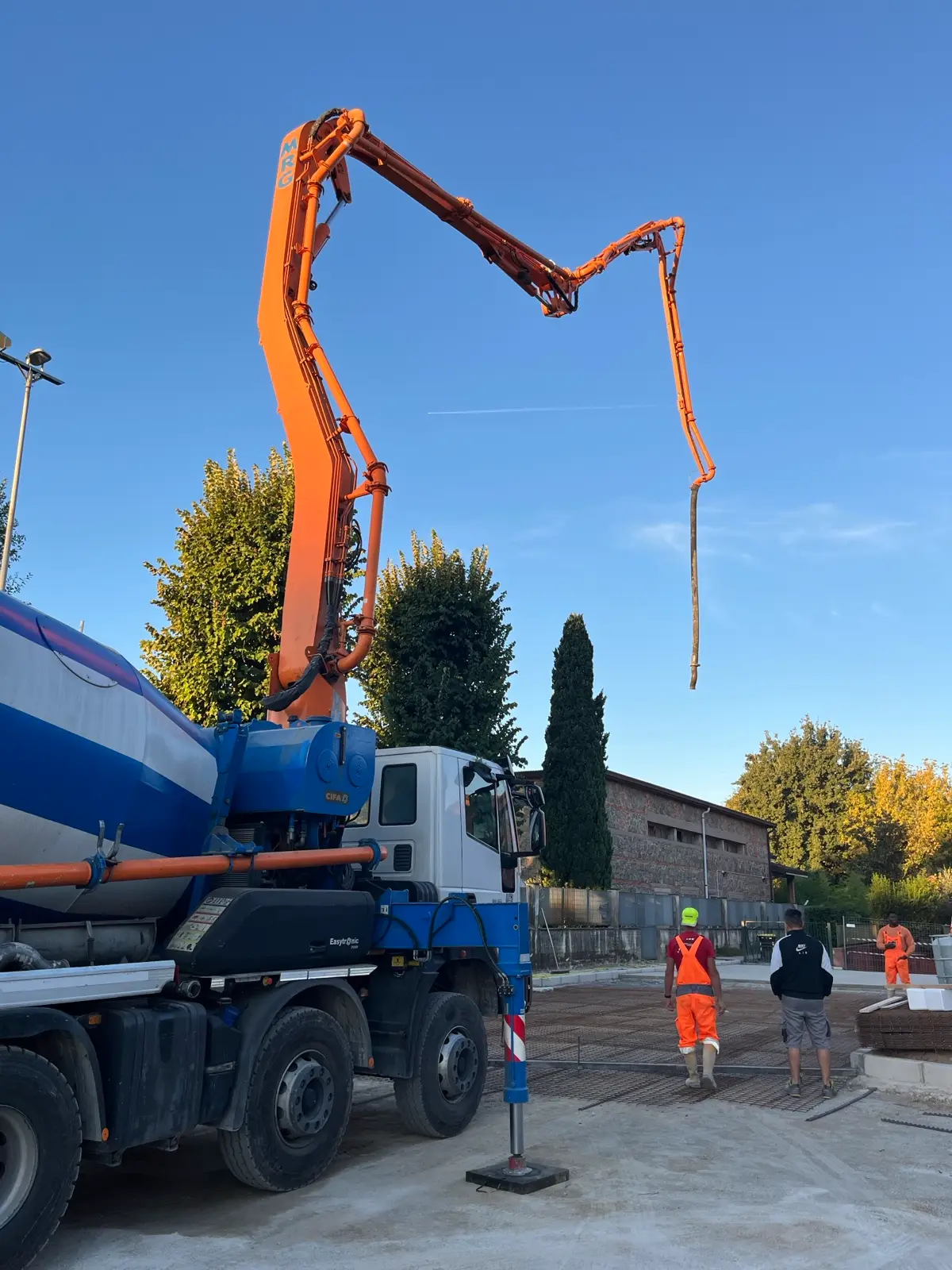 Autopompa che getta il calcestruzzo per la piazza di Massa e Cozzile
