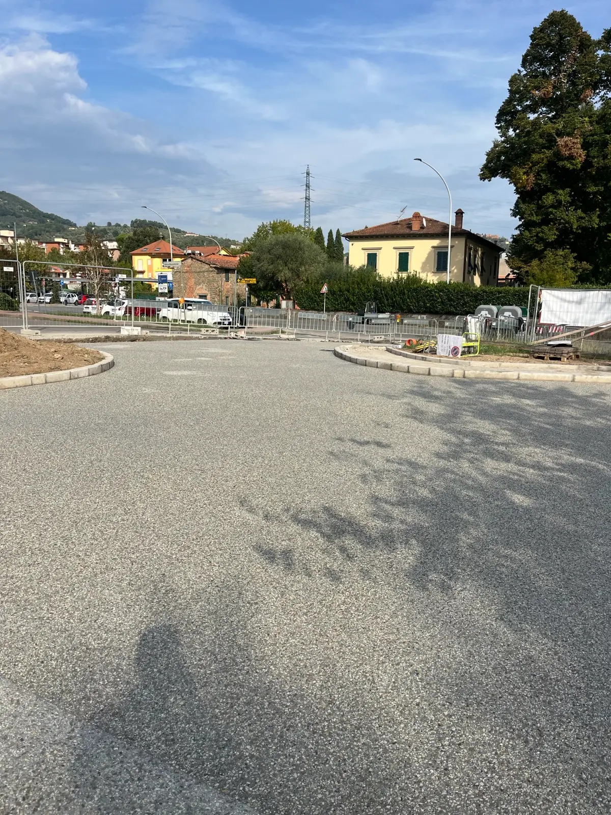 Piazza in sasso lavato a Massa e Cozzile con cordoli e aiuole