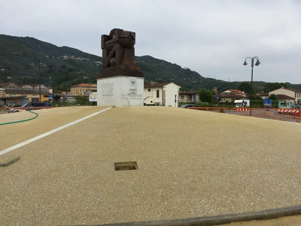 Piazza in sasso lavato attorno a un monumento