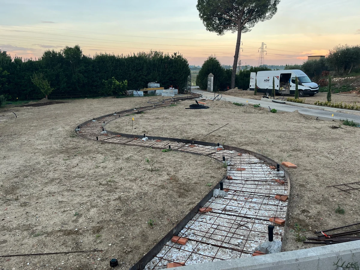 Casseri curvi e rete elettrosaldata pronti per il getto di un vialetto in sasso lavato
