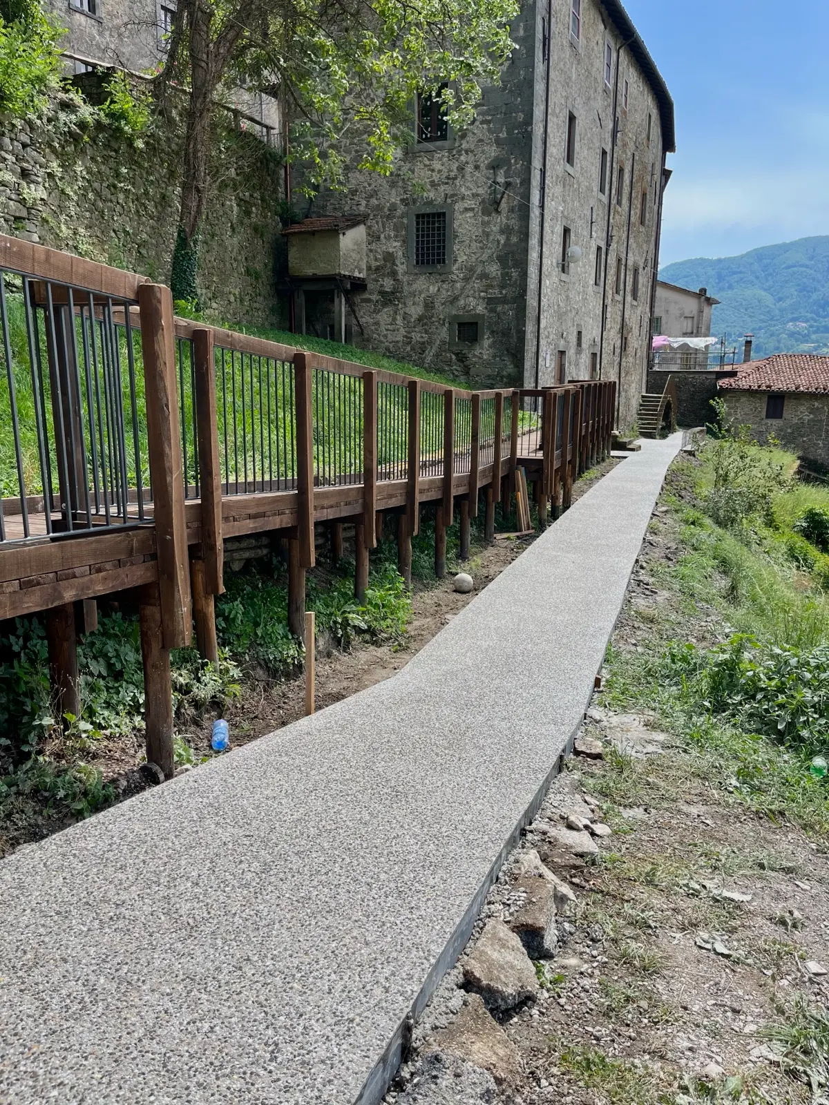Camminamento in sasso lavato lungo la staccionata a San Romano in Garfagnana