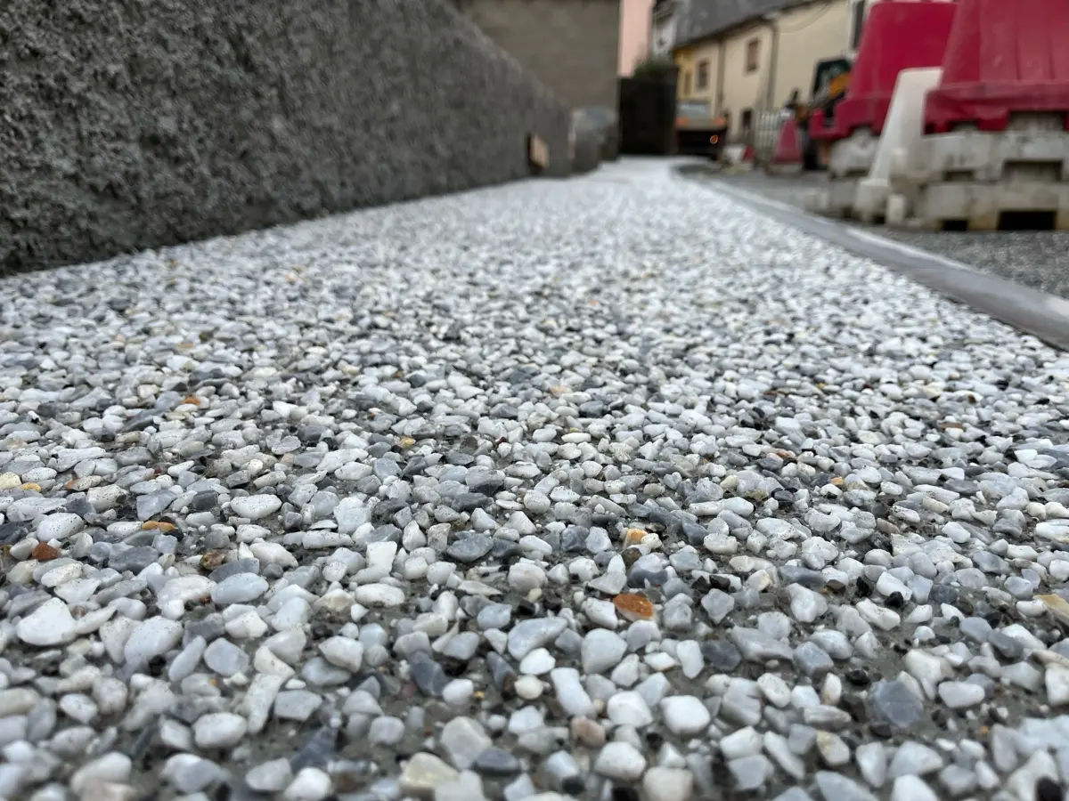 Sasso lavato chiaro con aggregato bianco
