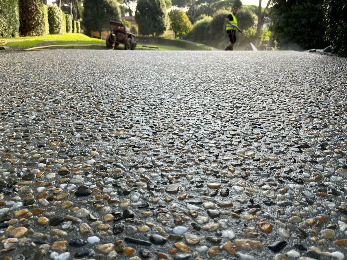 Viale in sasso lavato tra le siepi