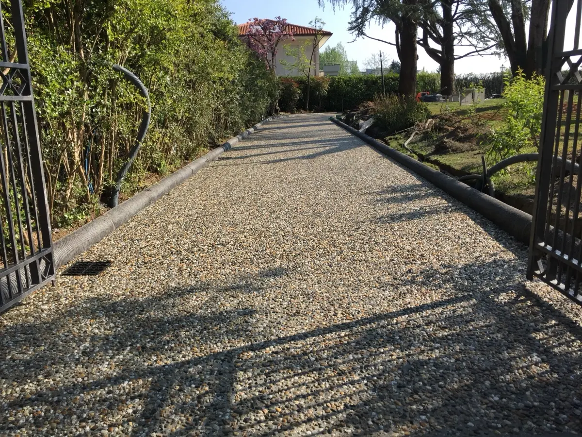 Viale d'ingresso in sasso lavato oltre il cancello