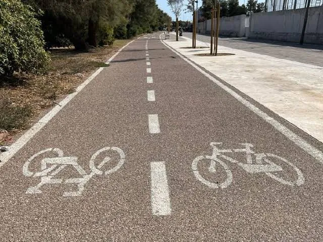 Pista ciclabile con pavimentazione drenante e segnaletica bianca
