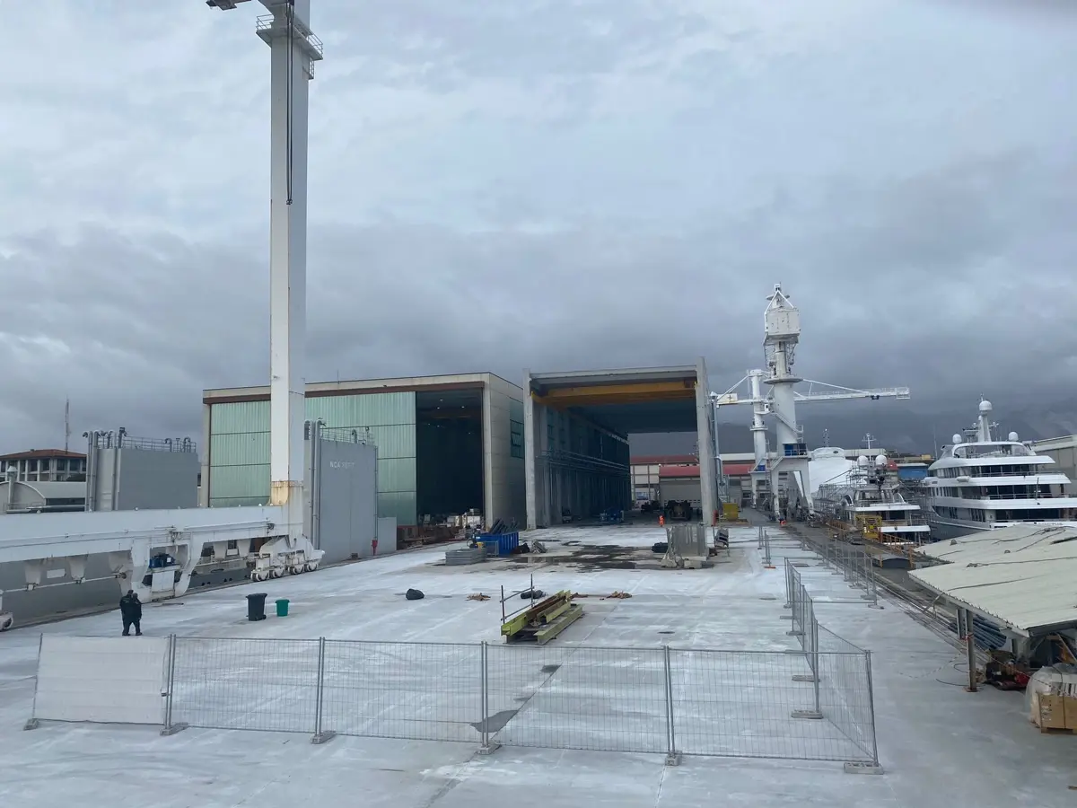 Piattaforma in calcestruzzo in un cantiere navale