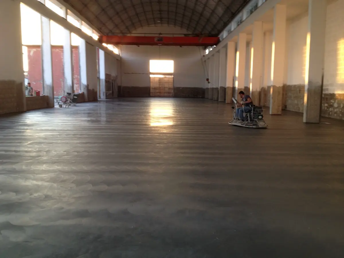 Grande capannone con carroponte e pavimento in calcestruzzo appena lisciato