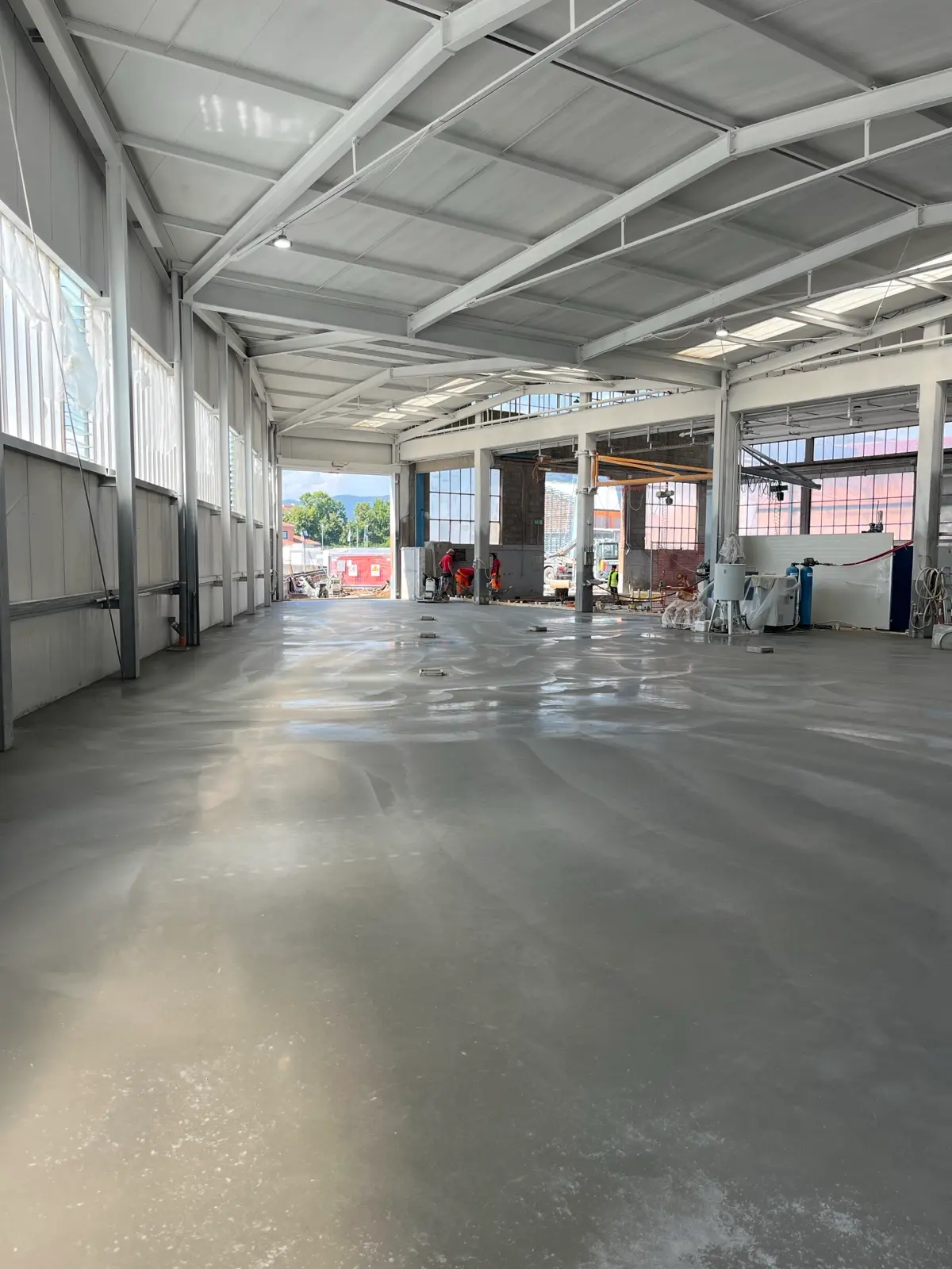 Pavimento industriale lisciato appena completato nel capannone Furrer SPA