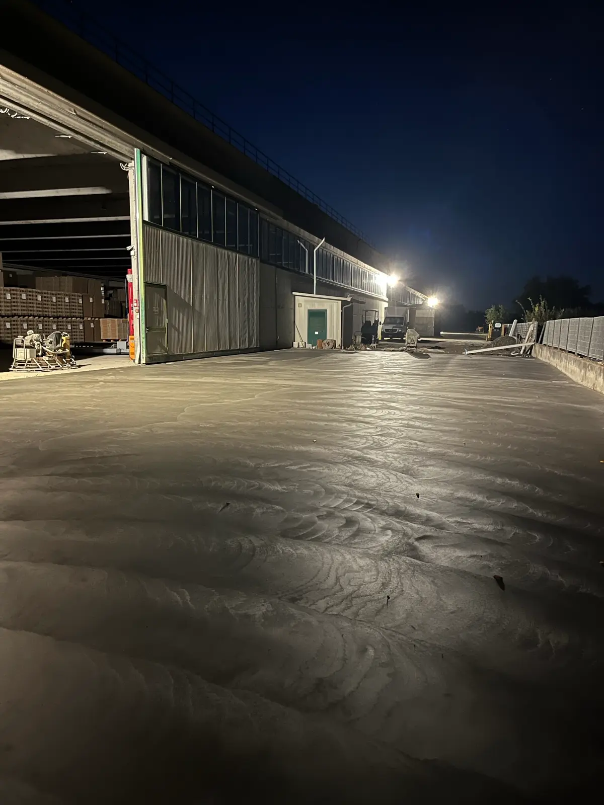 Getto di un piazzale industriale in notturna