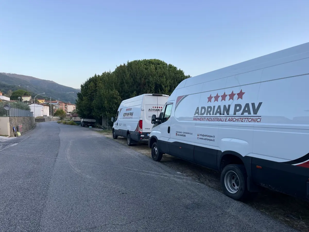 I furgoni Adrian Pav arrivati in cantiere