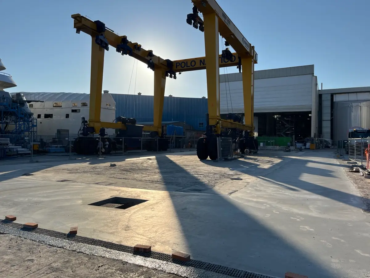Piattaforma in calcestruzzo del Polo Nautico di Viareggio con la gru per le barche