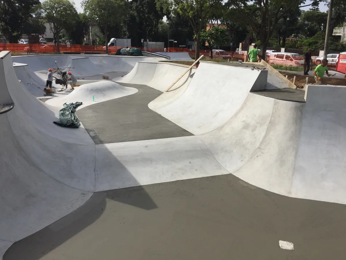 Skatepark in calcestruzzo gettato in opera, con rampe e catini
